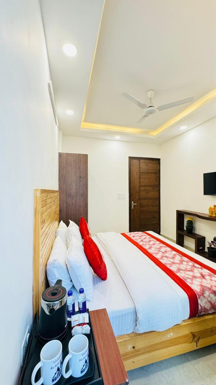 Hotel Ashram View Just 10 Minute Away Form Nizamuddin Railway Station ニューデリー エクステリア 写真