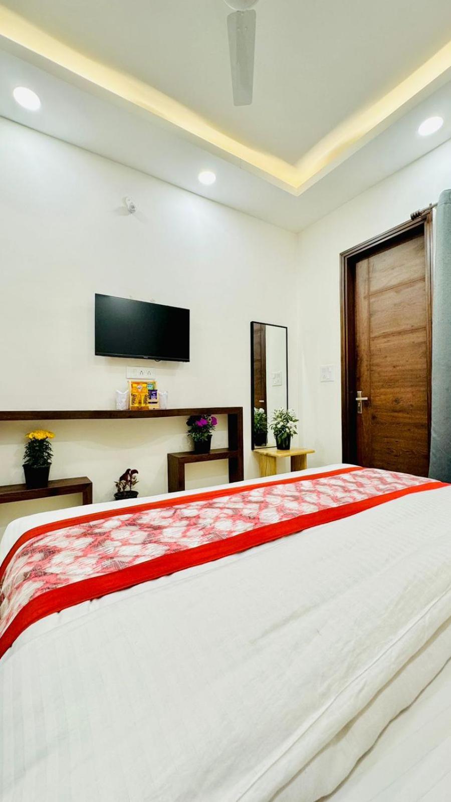 Hotel Ashram View Just 10 Minute Away Form Nizamuddin Railway Station ニューデリー エクステリア 写真