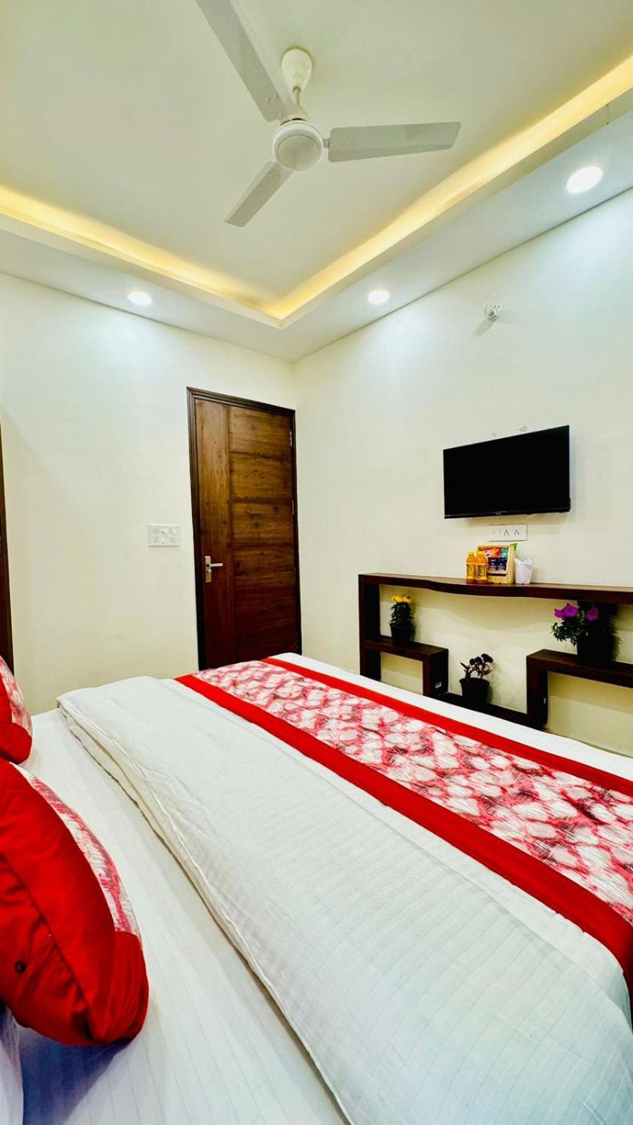Hotel Ashram View Just 10 Minute Away Form Nizamuddin Railway Station ニューデリー エクステリア 写真